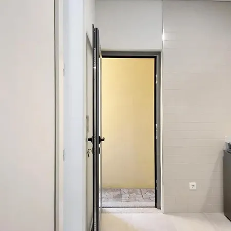 - - 6 Apartment
